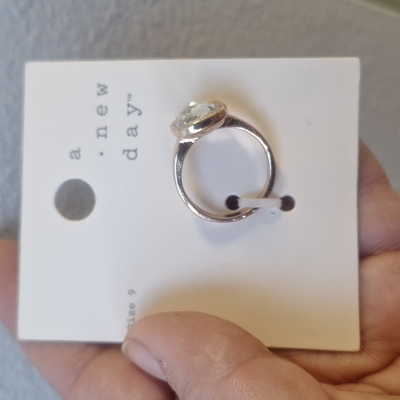 A new day gold tone with white ring - Picture 5 of 5